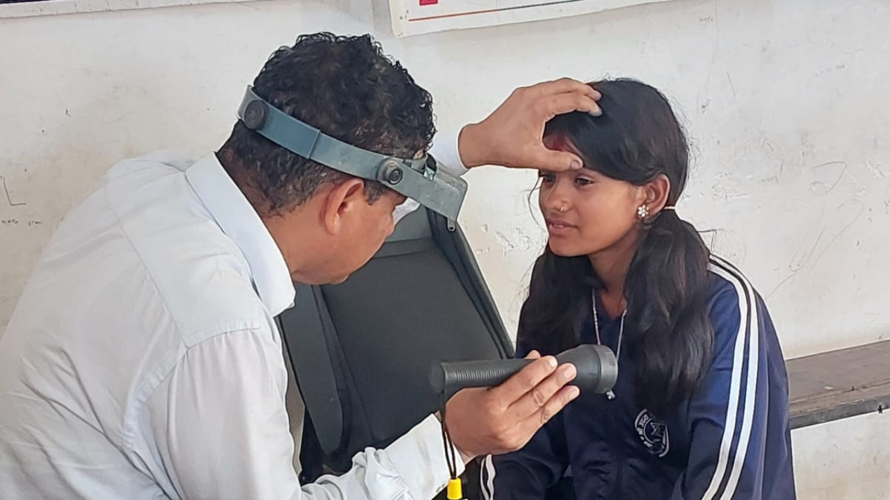 दुर्गमका सामुदायिक विद्यालयमा निःशुल्क स्वास्थ शिविर