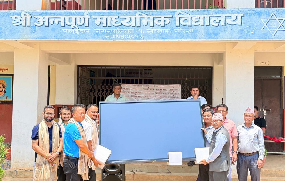 प्रभु बैंकको सहयोगमा विद्यालयमा स्मार्ट बोर्ड