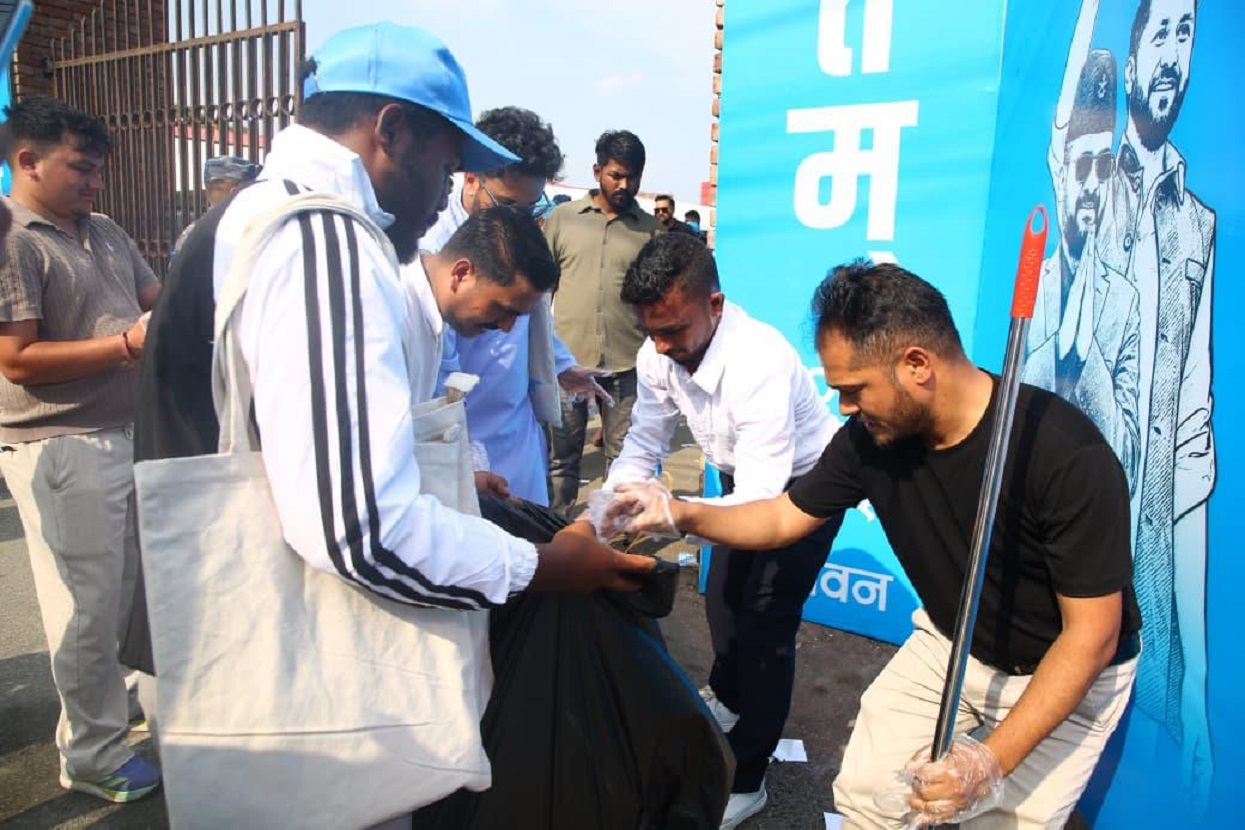 चुनाव प्रचारमा भएको फोहर सङ्कलन गर्दै उम्मेदवार