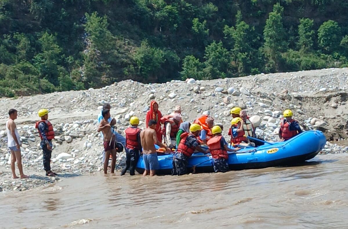 सेती नदीमा फसेका ११ जनाको सकुशल उद्धार