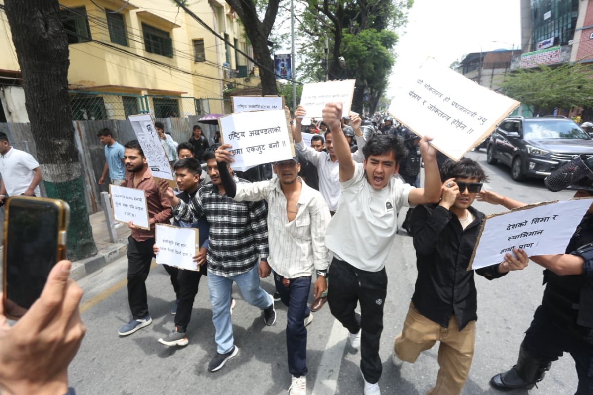 ‘हाम्रो भूमि हाम्रो शान, ज्यान दिन्छौँ दिन्नौँ दान’को नारासहित सडकमा विद्यार्थी (तस्बिरहरू)