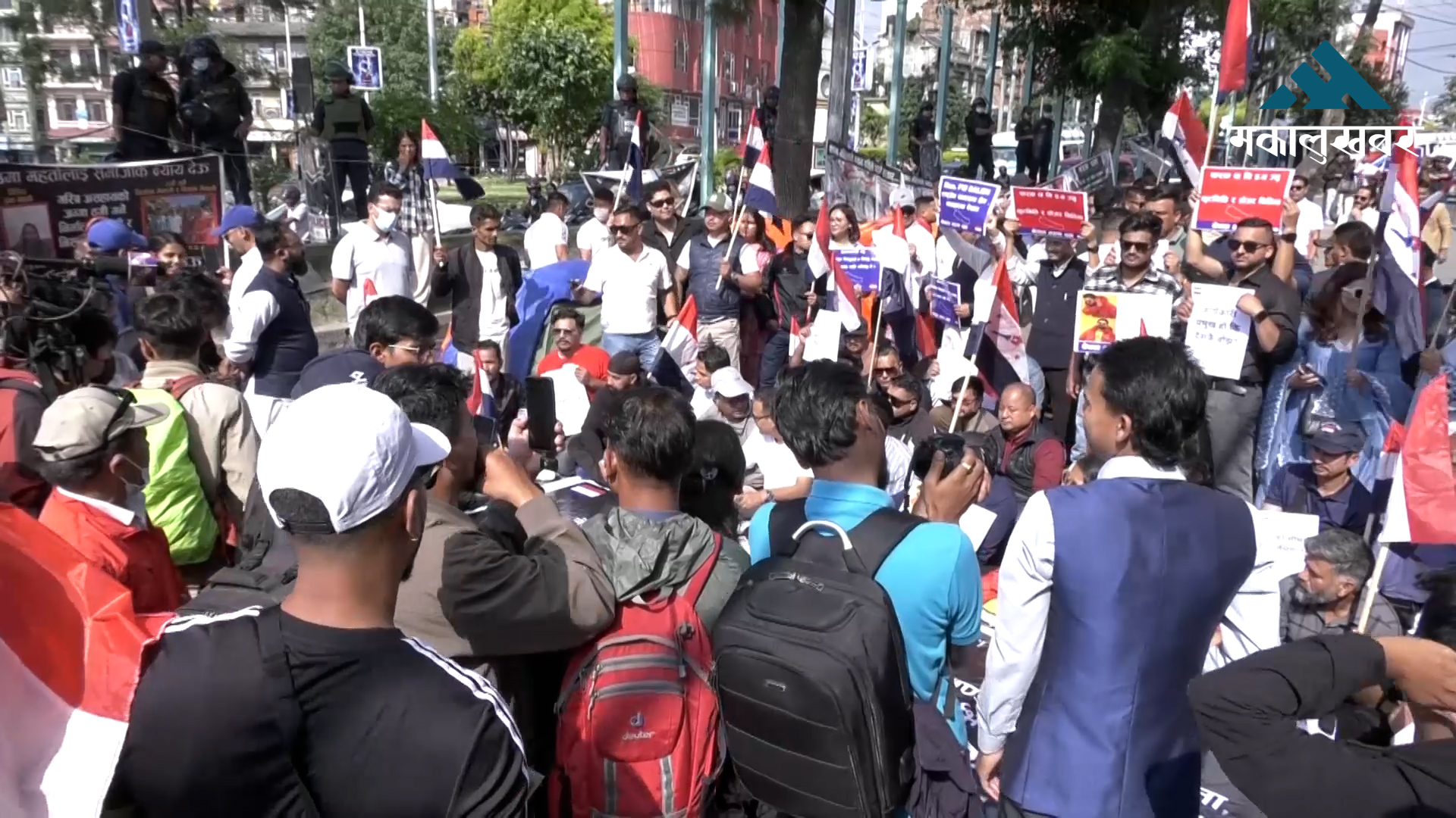 प्रधानमन्त्रीको अभिव्यक्तिको विरोधमा तरुण दलको प्रदर्शन (तस्बिरहरू)