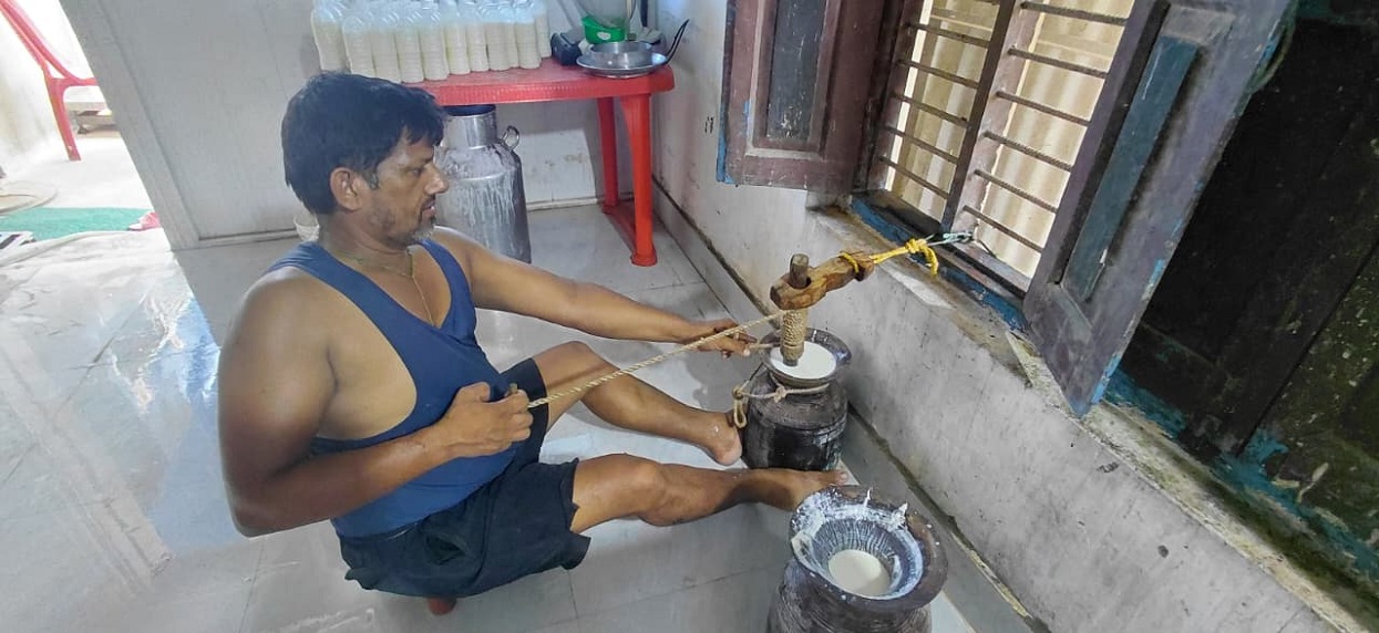 महीको बिक्रीबाट आम्दानी बटुल्दै सन्तोष