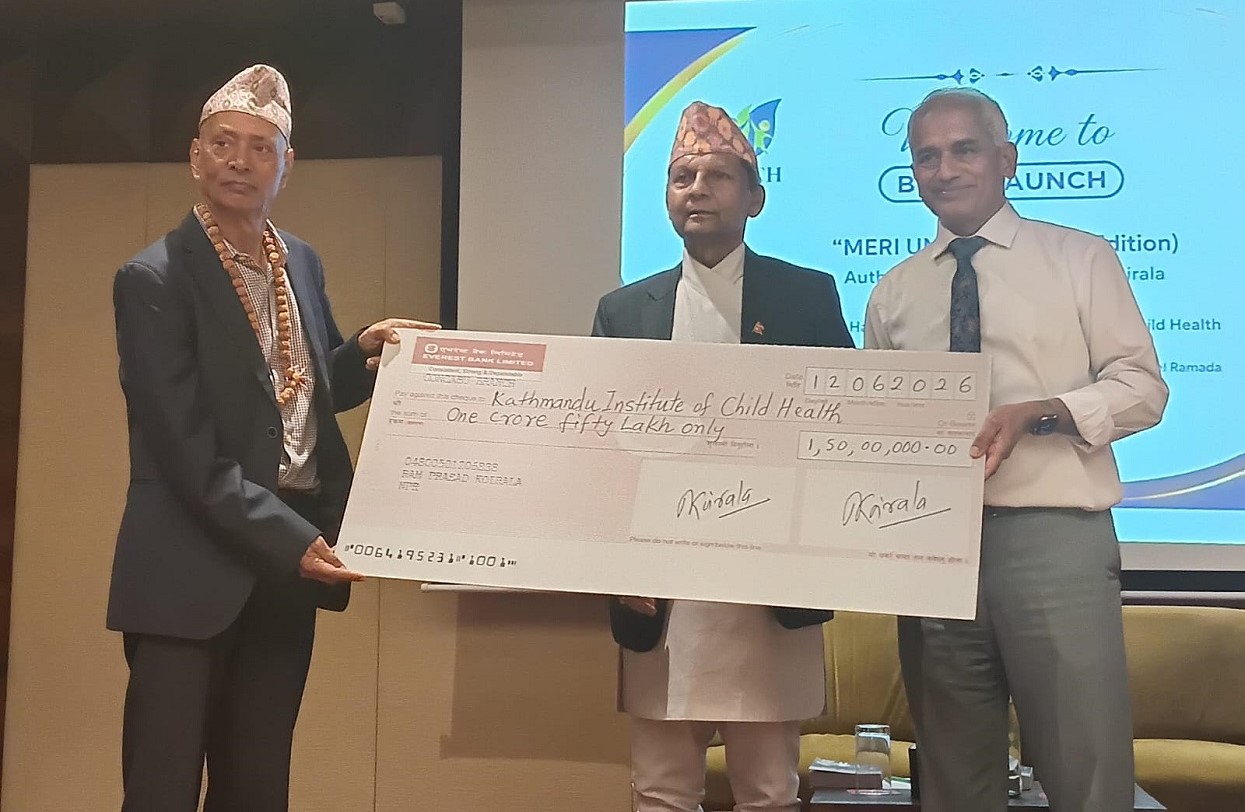 साहित्यकार कोइरालाद्वारा काठमाडौँ बाल अस्पताललाई आर्थिक सहयोग