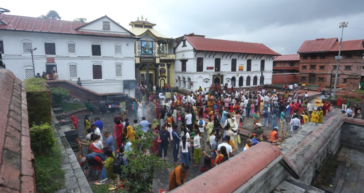 साउने संक्रान्तिः पशुपतिनाथ मन्दिरमा भक्तजनको बाक्लो उपस्थिति (तस्बिरहरू)