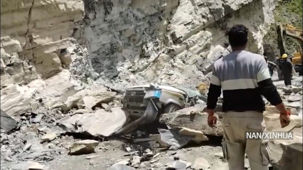 भारतको हिमाञ्चल प्रदेशमा गुडिरहेको सवारी साधनमा ढुङ्गा खस्दा १३ जनाको मृत्यु