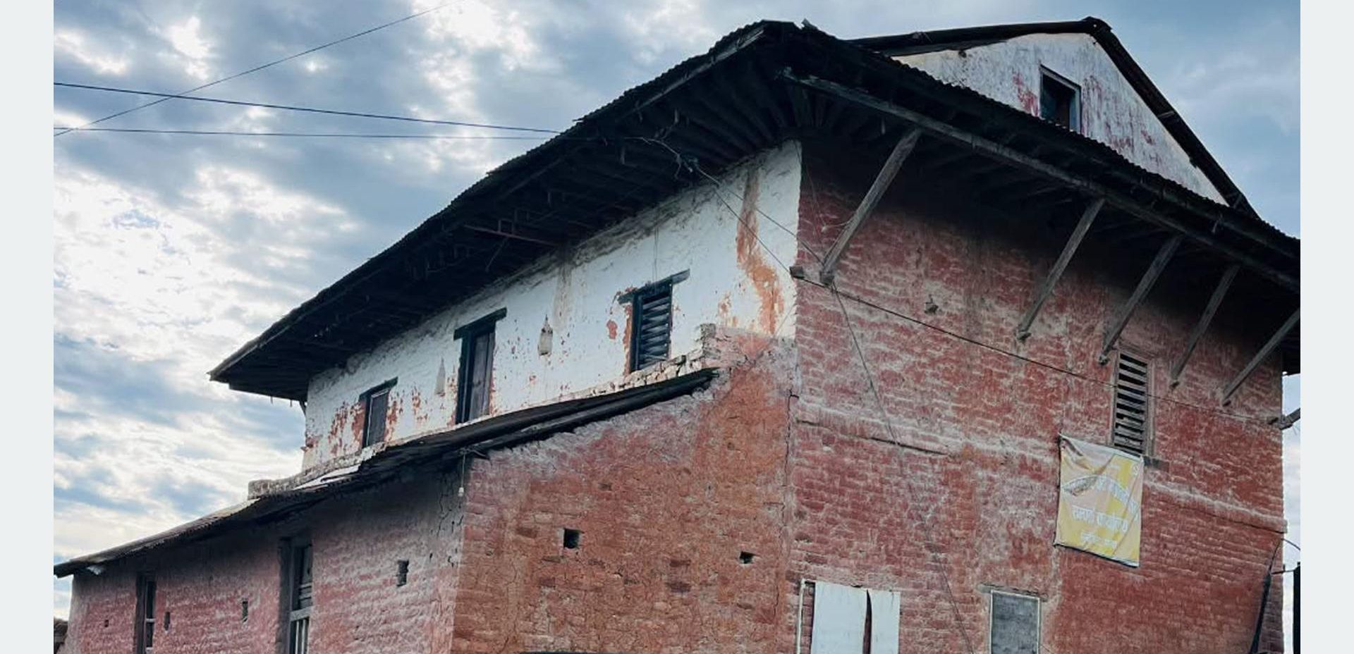 ‘ताल्चा लागेका घर, एक्लिएका बूढापाका’