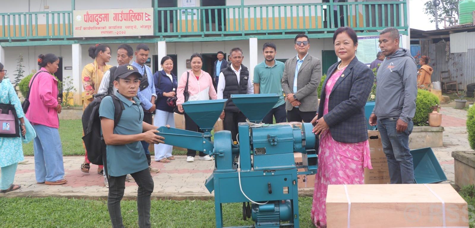 अपाङ्गता भएका व्यक्तिलाई आयआर्जनमूलक सामग्री वितरण