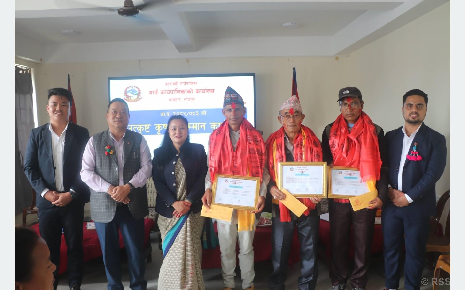 हतुवागढीद्वारा उत्कृष्ट तीनजना किसानलाई सम्मान