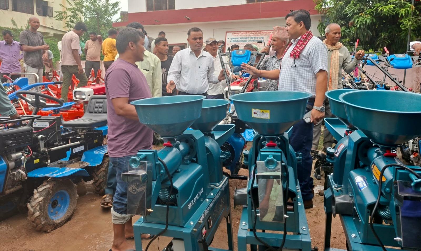 बेलौरीका किसानलाई अनुदानमा आधुनिक कृषि उपकरण