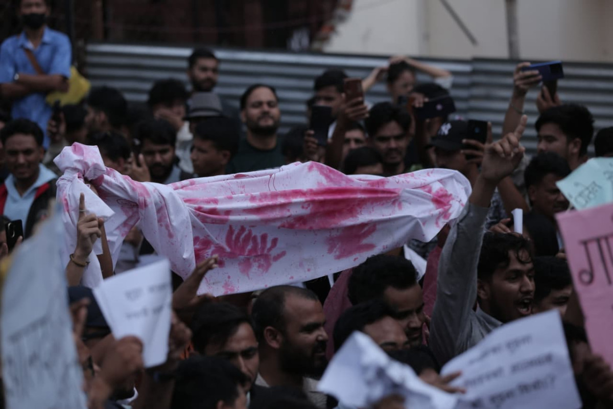 माइतीघरमा अखिल क्रान्तिकारी- ‘कालो चस्मा कालो कोट, देख्दैन जनताको चोट’(तस्बिरहरू)
