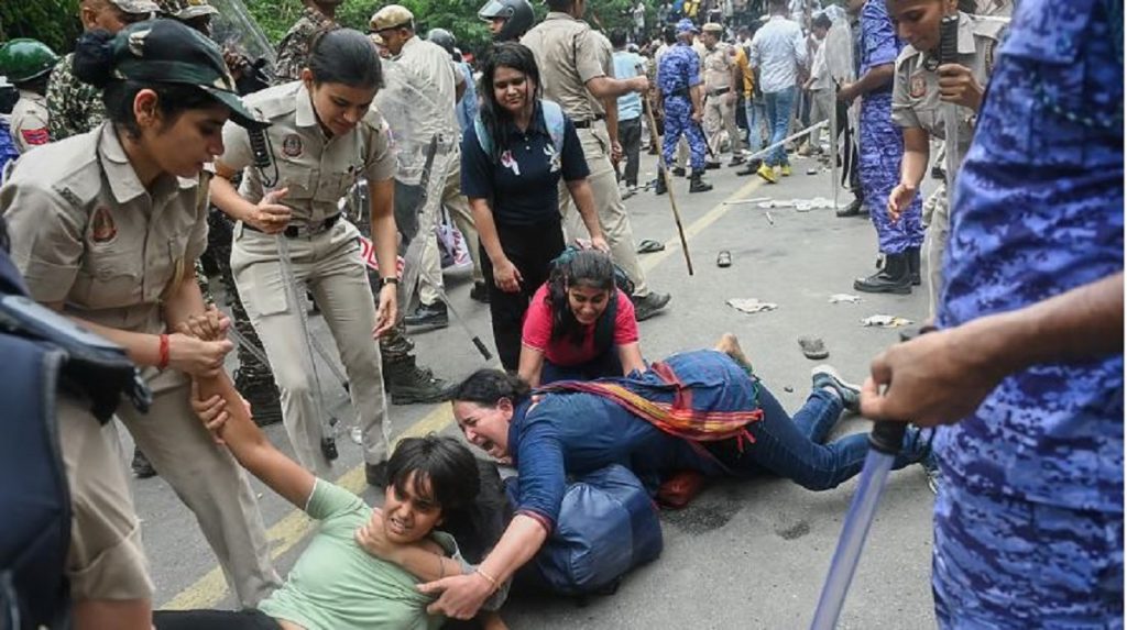 ‘कक्रोच’ आन्दोलनमा पक्राउ परेका प्रदर्शनकारीलाई रिहा गर्न माग
