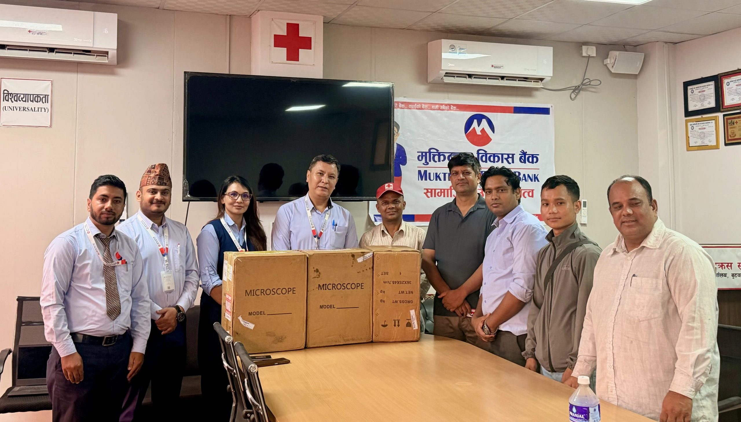 मुक्तिनाथ विकास बैंकले रेडक्रस सोसाइटी लुम्बिनीलाई दियो ३ थान जैविक सूक्ष्मदर्शी