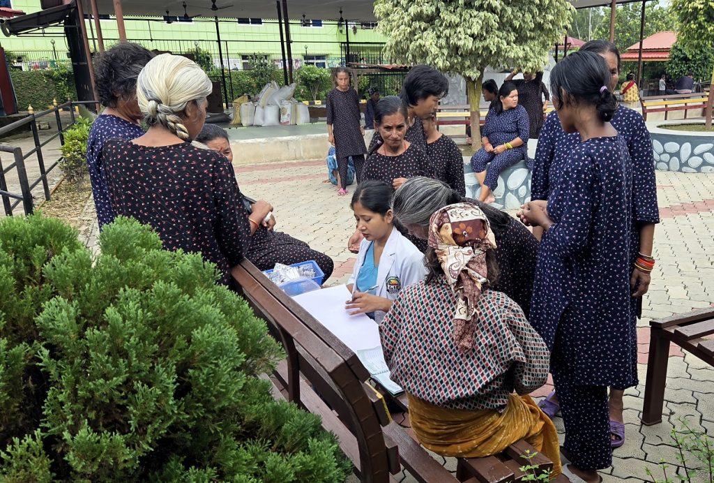 मानवसेवा आश्रमलाई सहयोग हस्तान्तरण