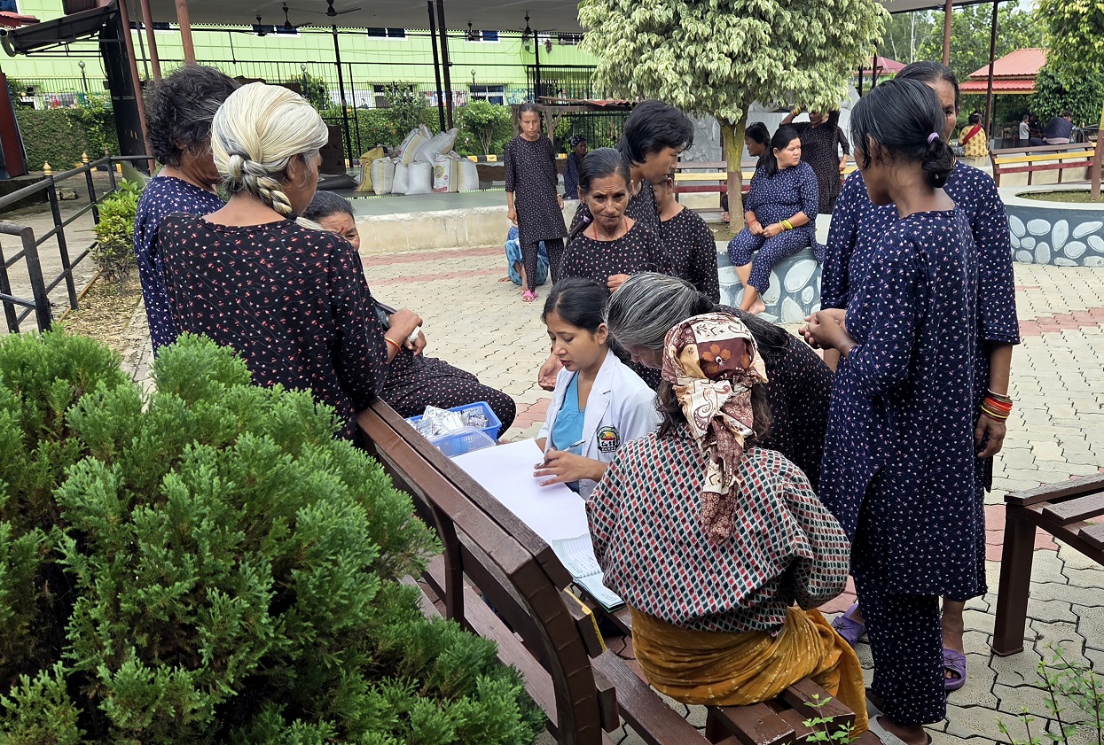 मानवसेवा आश्रमलाई सहयोग हस्तान्तरण