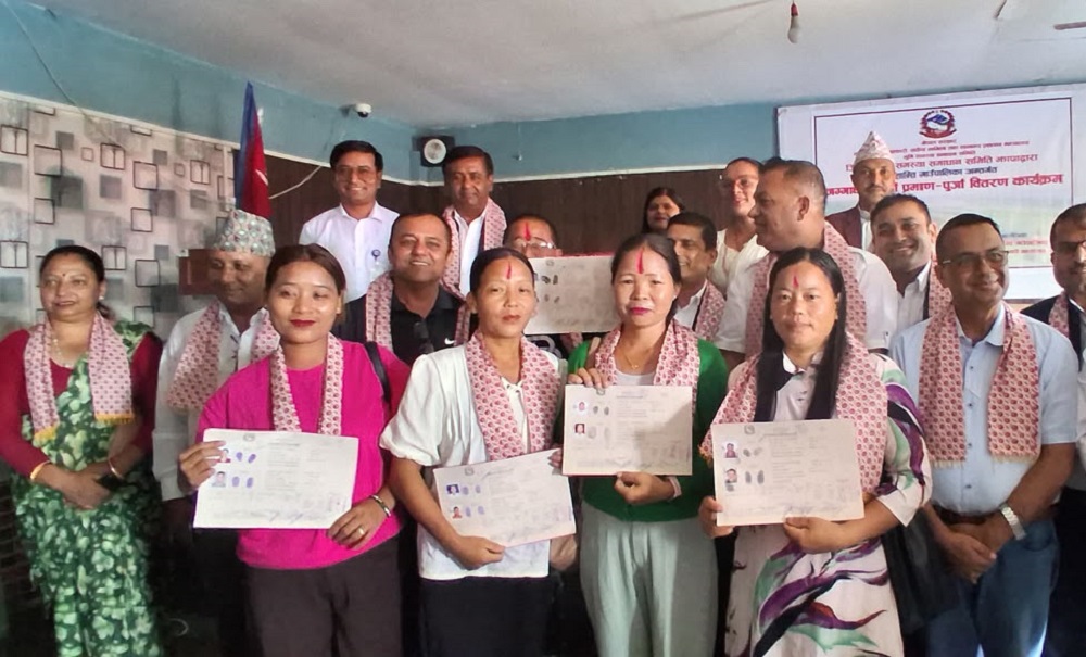 झापाको बुद्दशान्तीमा लालपुर्जा वितरण, ५ अव्यवस्थित परिवार बने जग्गाधनी