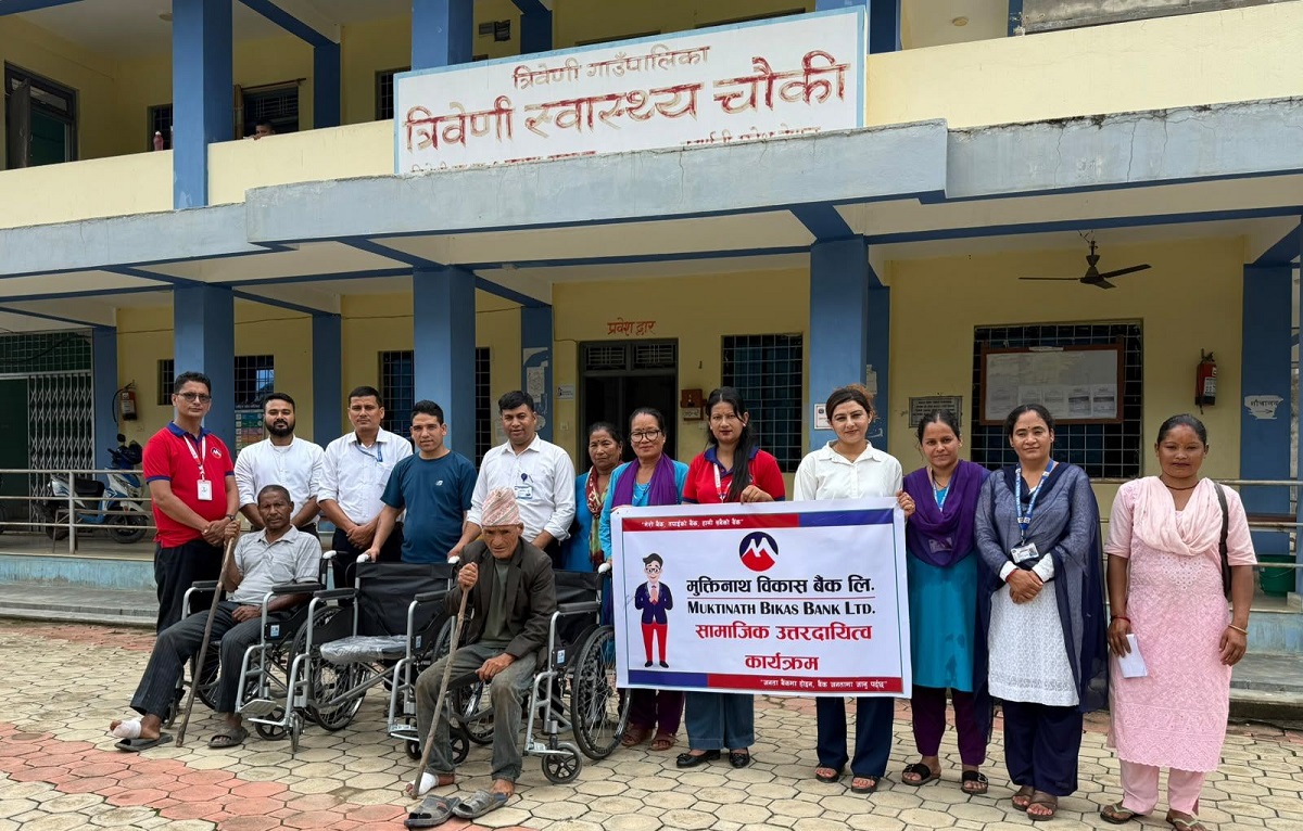 मुक्तिनाथ विकास बैंकद्वारा व्हीलचेयर र खानेपानीहरू सामग्री हस्तान्तरण