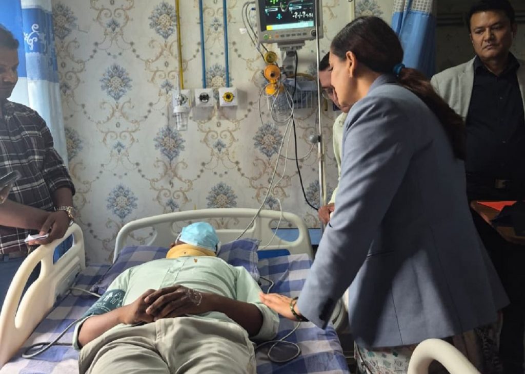 आक्रमणमा घाइते डा. प्रमोद रामलाई काठमाडौँ ल्याइयो, मन्त्री मेहताले भेटिन्