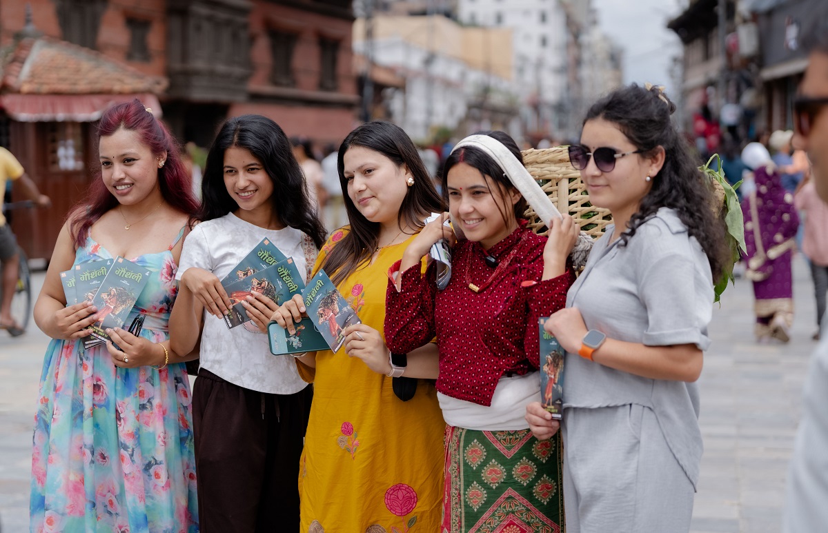 डोकोमा घाँस बोकेर सिम्रनले बोलाइन् २ हजार दर्शक