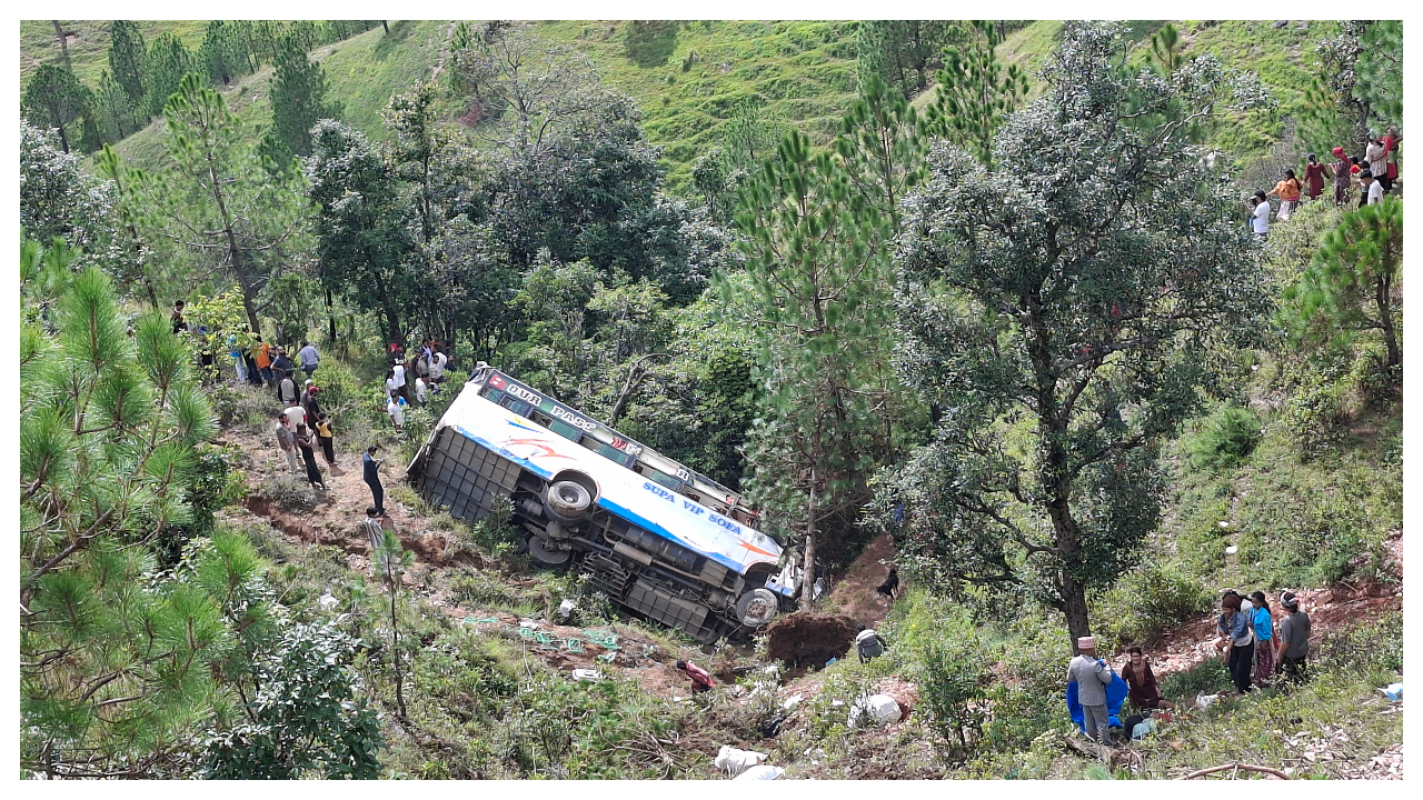बैतडीमा बस दुर्घटना हुँदा १७ जना घाइते