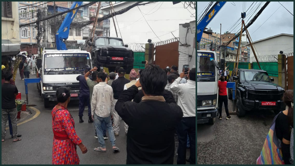 मिडिया हाउसका गेटअगाडि  शंकास्पद रूपमा पार्किङ गरिएका गाडी प्रहरीले हटायो