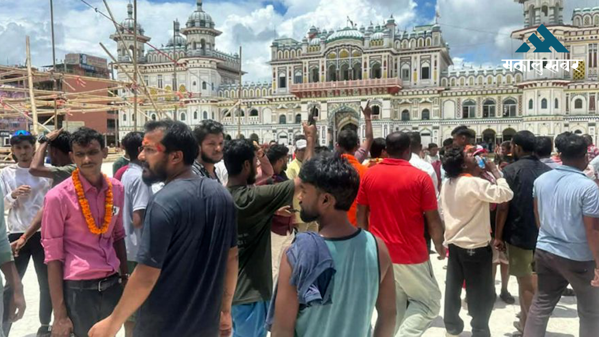हर्क साम्पाङलाई स्वागत गर्न पुगेका कार्यकर्ता जानकी मन्दिरबाट लखेटिए