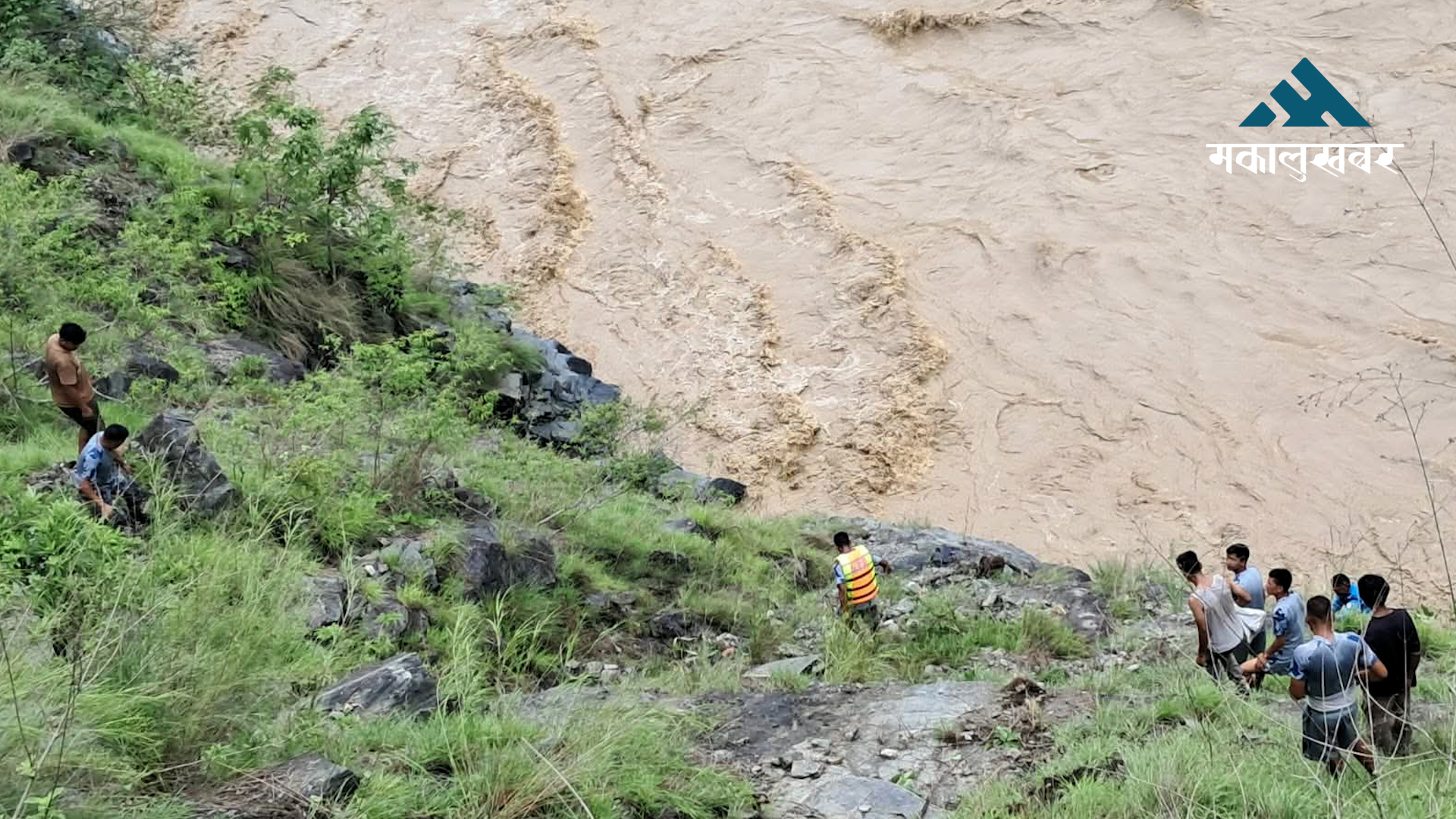 फोर्स गाडी कर्णालीमा डुब्दा उद्धारमा कठिनाइ (अपडेट)