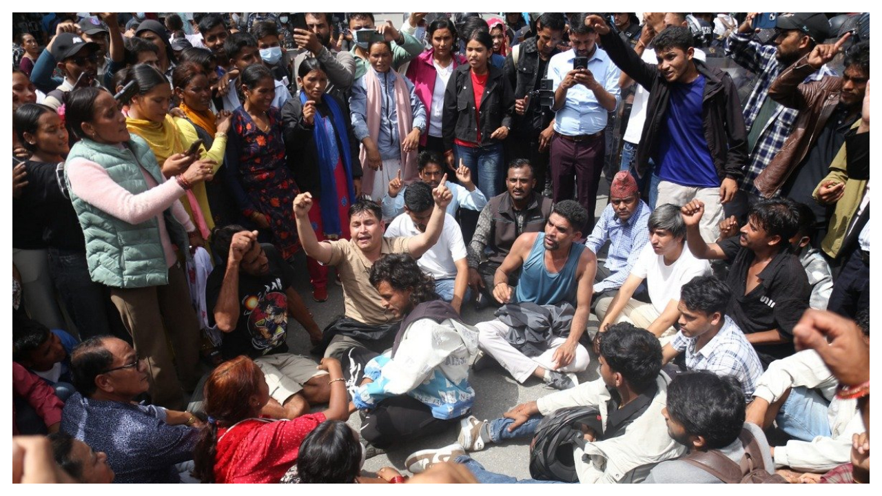 गणेश नेपालीको न्यायको माग गर्दै वीर अस्पताल अगाडि प्रदर्शन