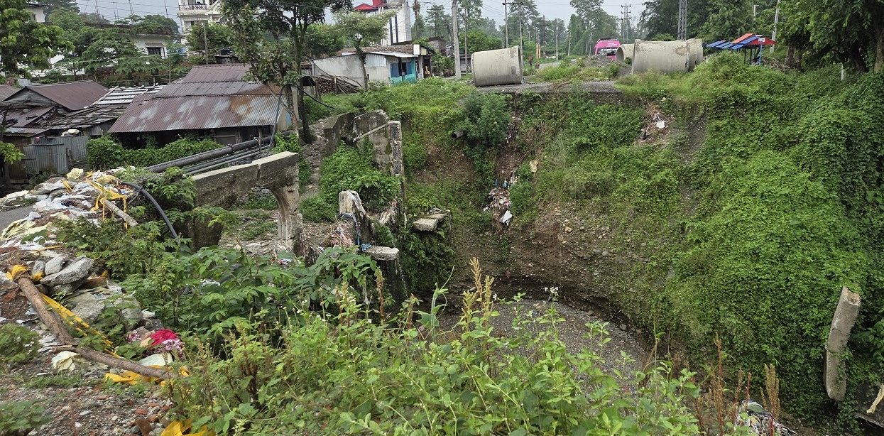 तीनढ्वाङ्गे पुलबाट जोखिमपूर्ण यात्रा
