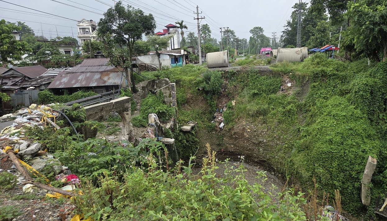तीनढ्वाङ्गे पुलबाट जोखिमपूर्ण यात्रा