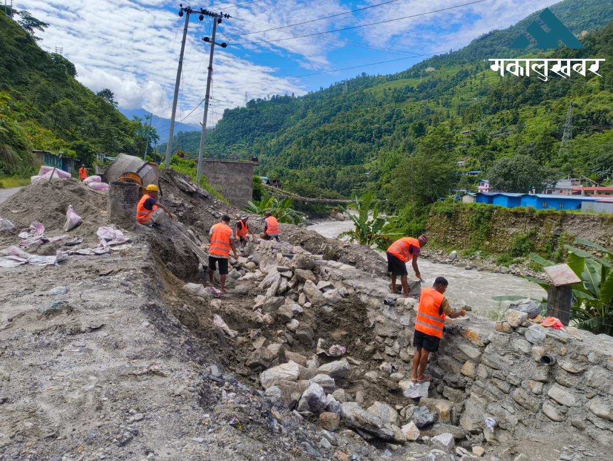 कोदारी राजमार्ग १० दिनदेखि अवरुद्ध, स्थानीय आक्रोशित (तस्बिरहरू)