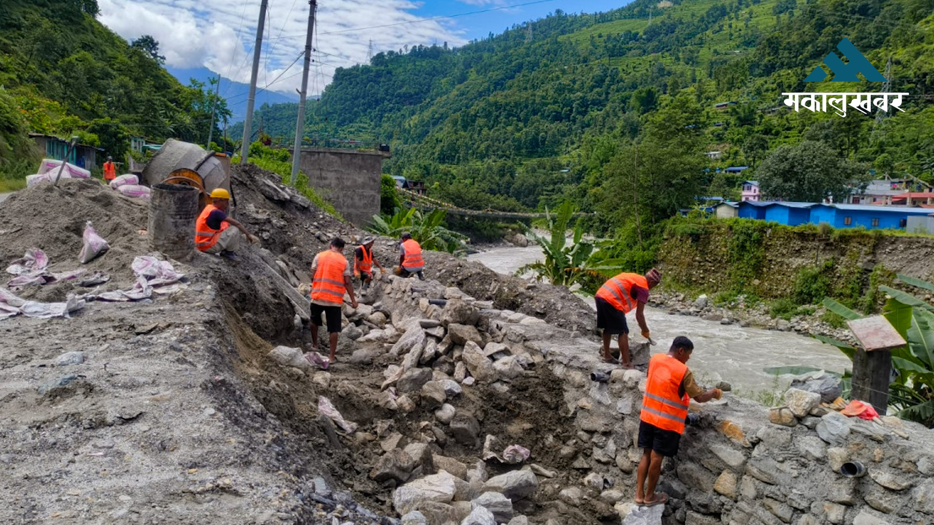 कोदारी राजमार्ग १० दिनदेखि अवरुद्ध, स्थानीय आक्रोशित (तस्बिरहरू)