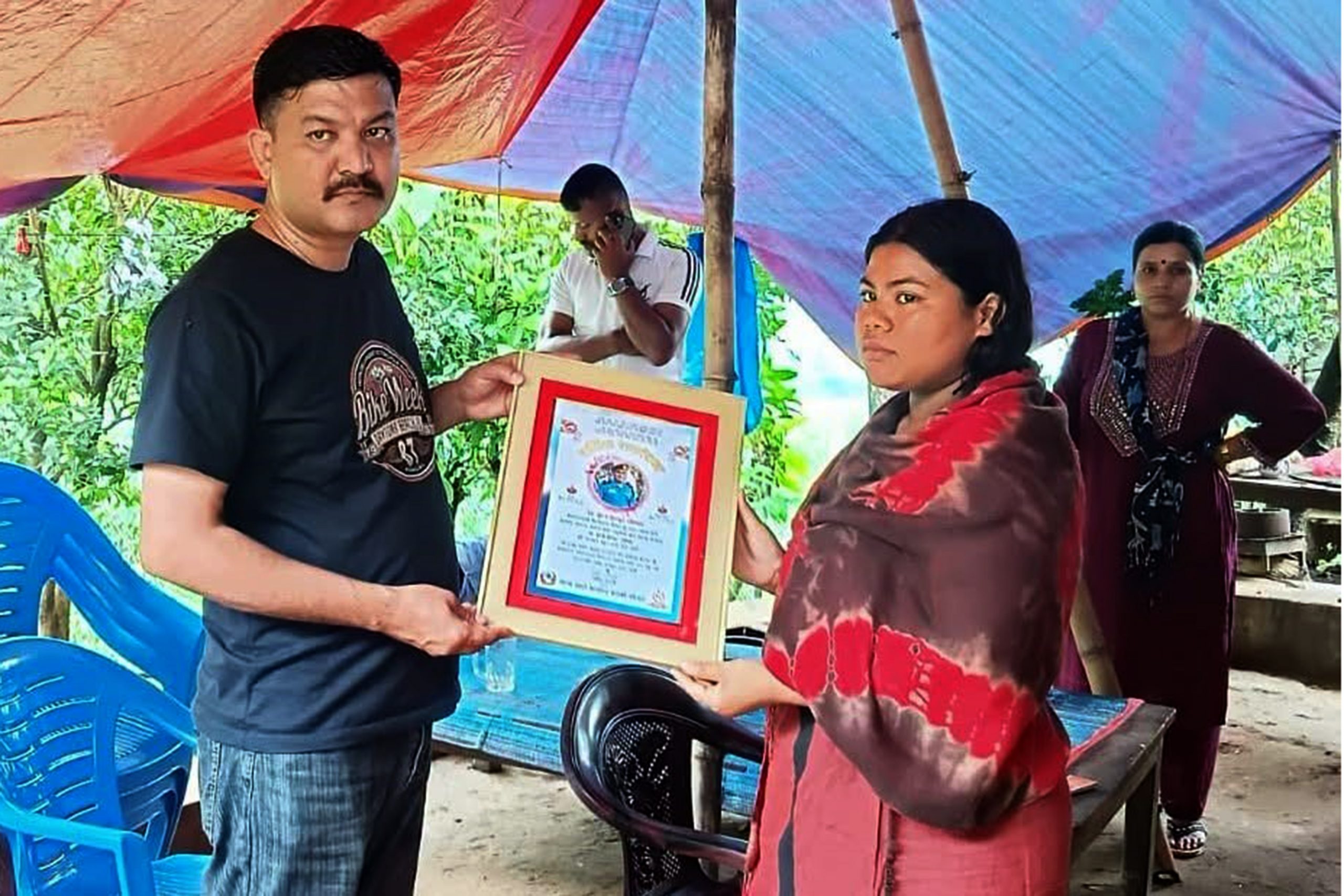 कर्तव्यपालनको क्रममा ज्यान गुमाएका असई रोकाहाको घरमा पुगेर प्रहरी टोलीद्वारा समवेदना