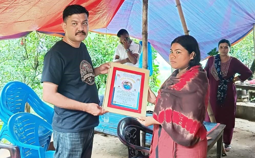 कर्तव्यपालनको क्रममा ज्यान गुमाएका असई रोकाहाको घरमा पुगेर प्रहरी टोलीद्वारा समवेदना